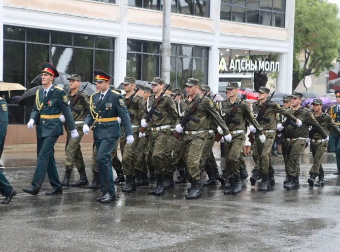 Парад в честь 33-й годовщины Победы в Отечественной войне прошел в Сухуме